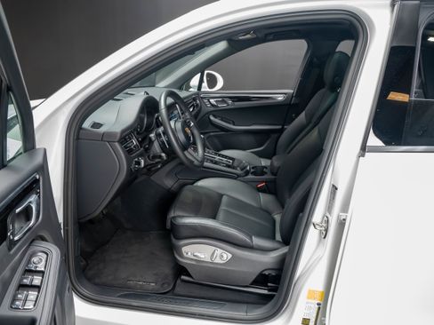 Certified 2026 Porsche Macan AWD/4WD image 4