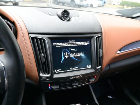 Certified 2018 Maserati Levante image 25