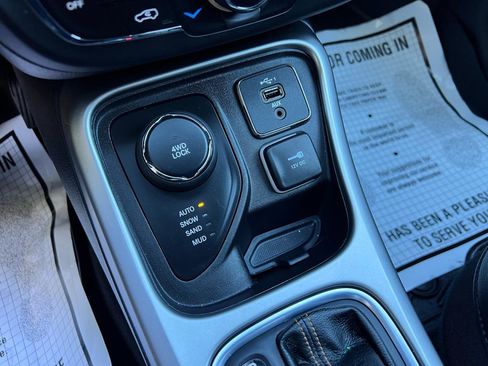 Used 2020 Jeep Compass Latitude w/ Cold Weather Group AWD/4WD image 19