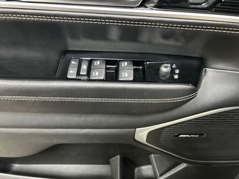 Used 2023 Jeep Wagoneer L Series II image 25