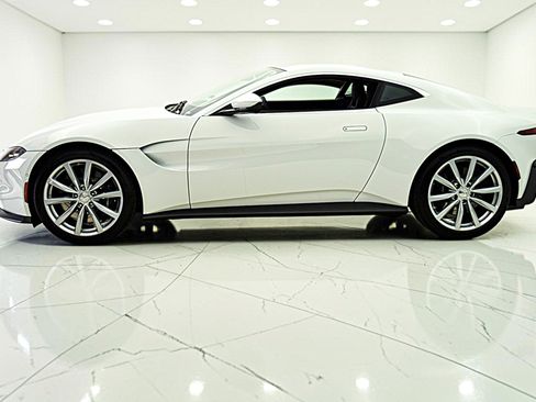 Used 2023 Aston Martin V8 Vantage Coupe RWD image 3