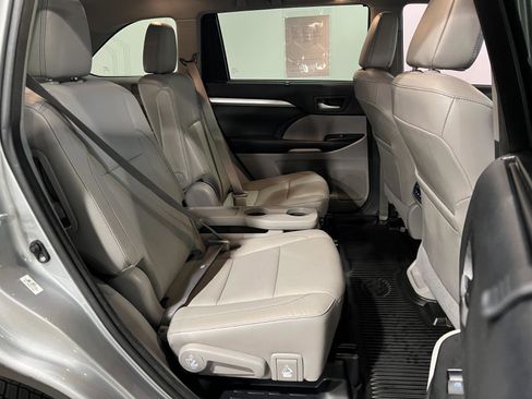 Used 2017 Toyota Highlander XLE AWD/4WD image 36