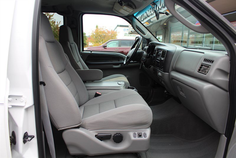 Used 2005 Ford Excursion XLT AWD/4WD image 35