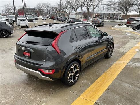 Used 2023 Kia Niro EX Touring image 3