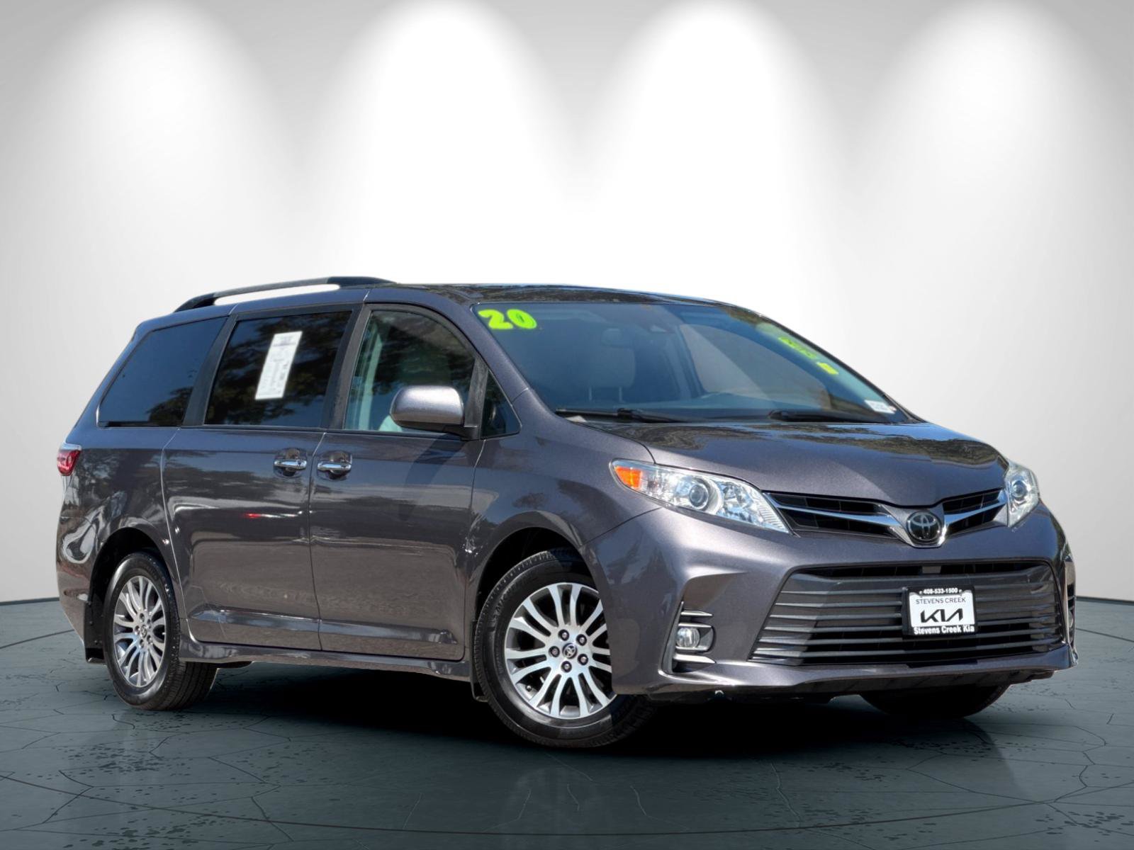 Used 2020 Toyota Sienna XLE w/ XLE Navigation Package FWD image 2