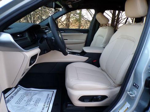 New 2026 Jeep Grand Cherokee Limited w/ Luxury Tech Group II AWD/4WD image 12