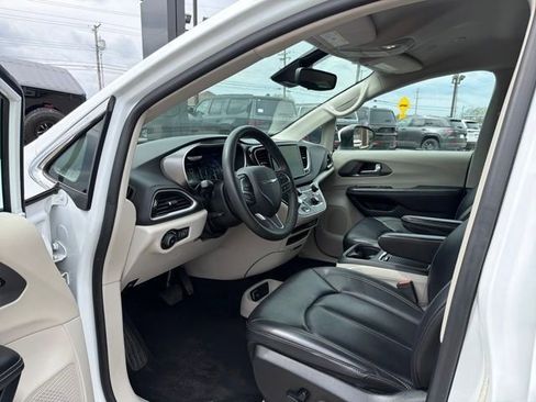 Used 2023 Chrysler Pacifica Touring-L FWD image 20