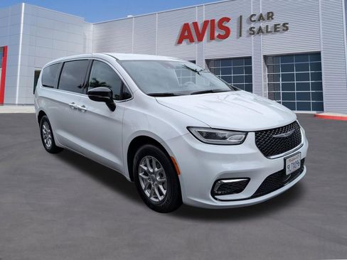 Used 2025 Chrysler Pacifica Select image 3