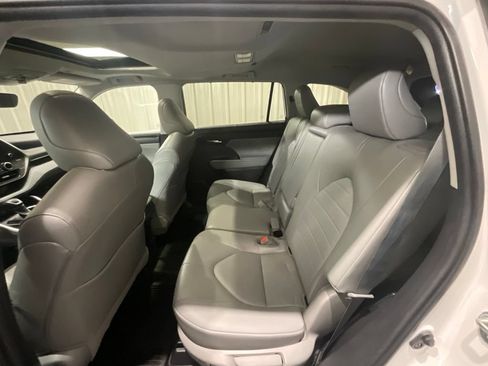 Used 2023 Toyota Highlander XLE AWD/4WD image 10