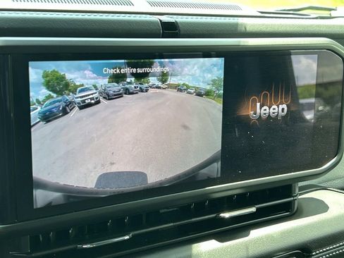 Used 2025 Jeep Wrangler Unlimited Sahara AWD/4WD image 25