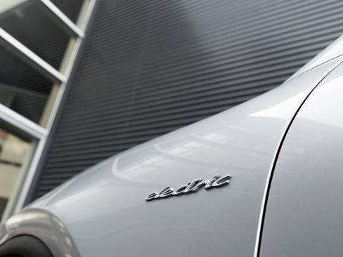 Certified 2025 Porsche Macan 4S Electric AWD/4WD image 13