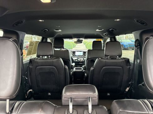 Used 2025 Chrysler Pacifica Select image 29