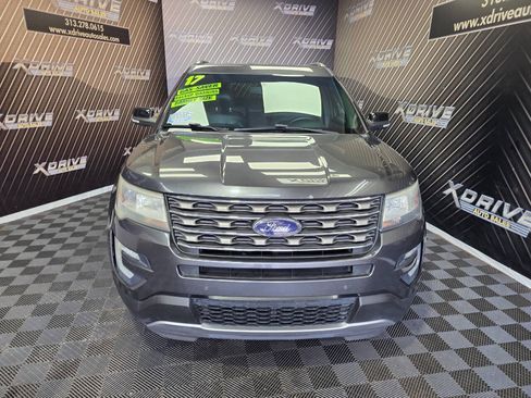 Used 2017 Ford Explorer XLT w/ Equipment Group 202A FWD image 4
