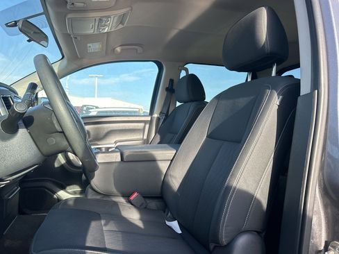 Used 2018 Nissan Titan SV image 9