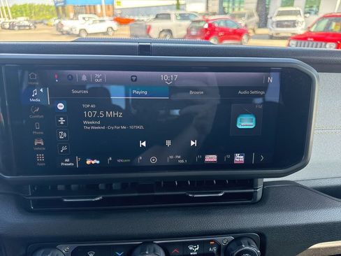 Used 2025 Jeep Gladiator Sport image 17