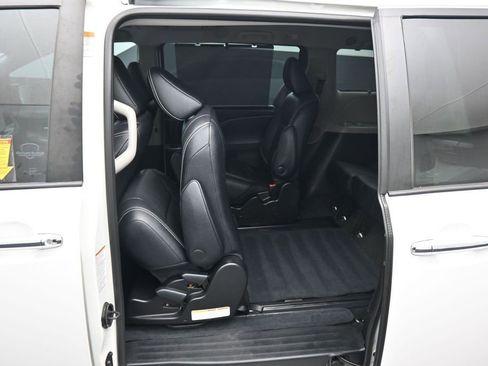 Used 2016 Toyota Sienna SE Premium w/ Protection Package FWD image 40