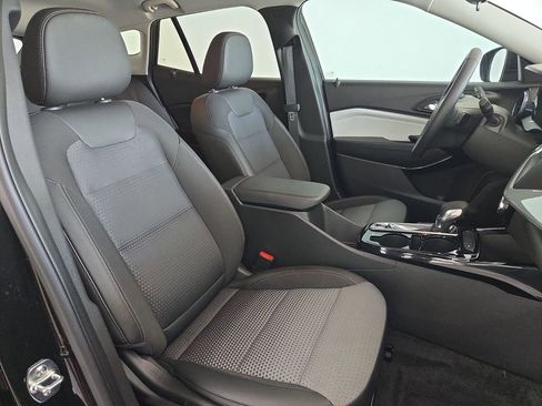 Used 2025 Chevrolet Trax LT w/ Driver Confidence Package FWD image 32
