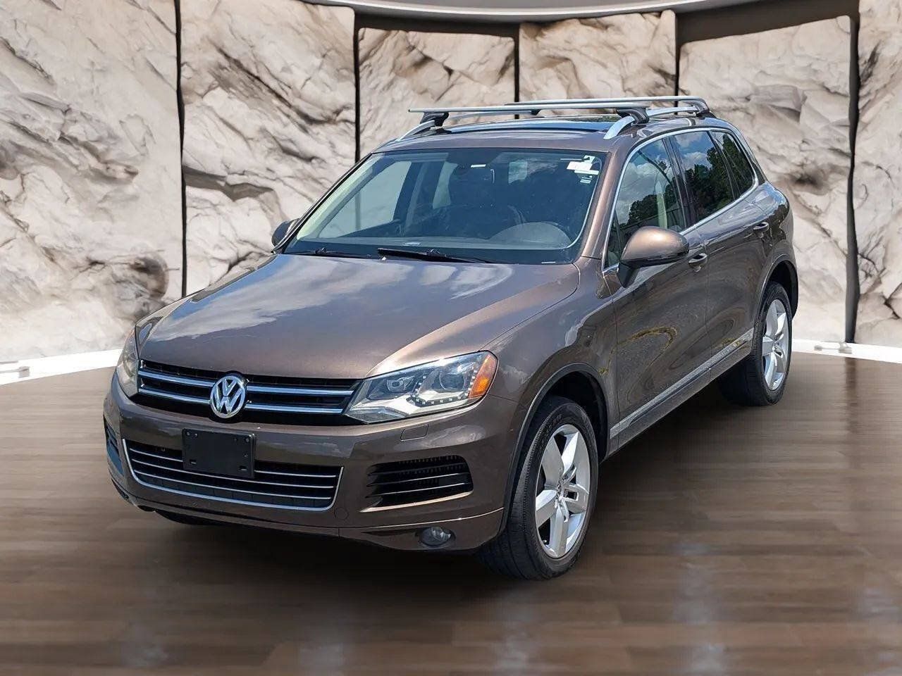 Used 2011 Volkswagen Touareg TDI AWD/4WD image 3
