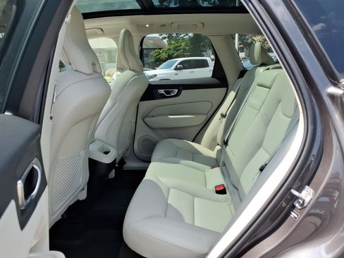 Used 2022 Volvo XC60 B5 Momentum w/ Advanced Package FWD image 4