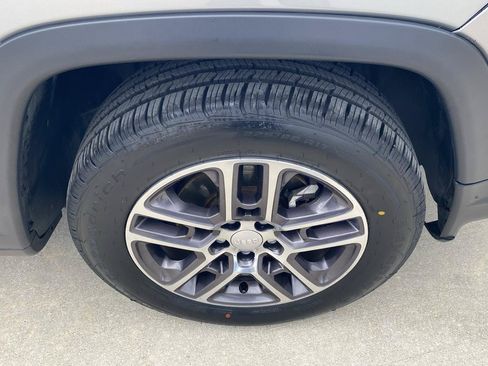 Used 2017 Jeep Compass Latitude w/ Popular Equipment Group AWD/4WD image 11