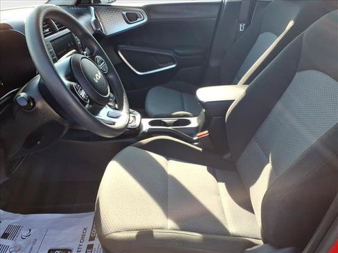 Used 2025 Kia Soul LX w/ LX Technology Package FWD image 17
