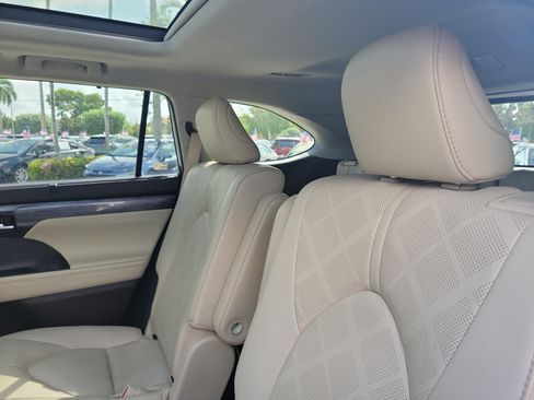 Used 2022 Toyota Highlander Platinum FWD image 15