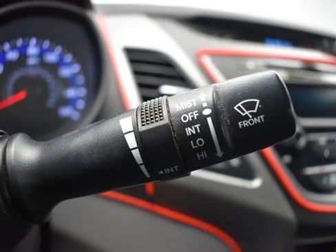 Used 2015 Hyundai Elantra SE image 24