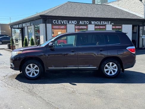 Used 2011 Toyota Highlander SE w/ Tow Pkg AWD/4WD image 2