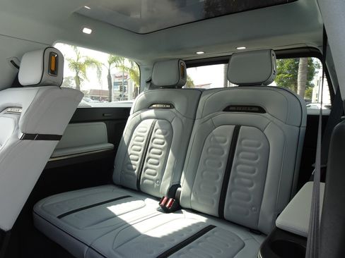 Used 2024 Rivian R1S Adventure AWD/4WD image 17