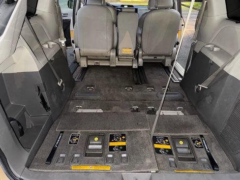 Used 2014 Toyota Sienna XLE image 36
