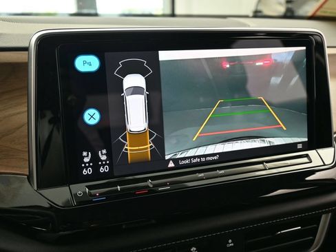 Used 2024 Volkswagen Atlas SE w/ Panoramic Sunroof Package FWD image 18