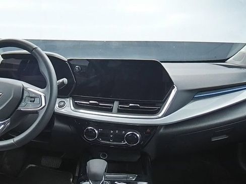 Used 2025 Chevrolet Trax LT w/ LT Convenience Package FWD image 17