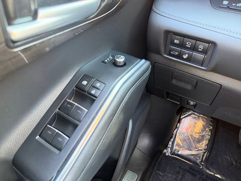 Used 2024 Toyota Highlander Limited image 22