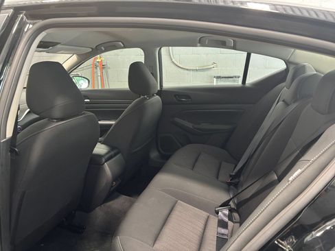 Used 2025 Nissan Altima 2.5 SV FWD image 38