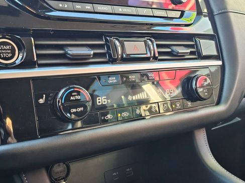 Used 2024 Nissan Pathfinder SV image 24