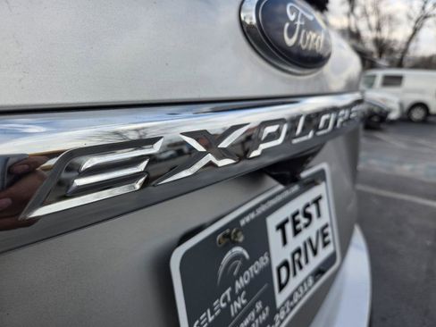 Used 2016 Ford Explorer XLT w/ Equipment Group 202A image 8