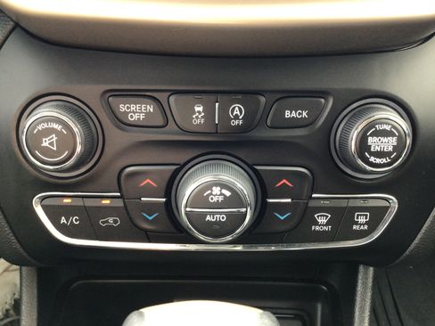 Used 2018 Jeep Cherokee Limited w/ Trailer Tow Group AWD/4WD image 19