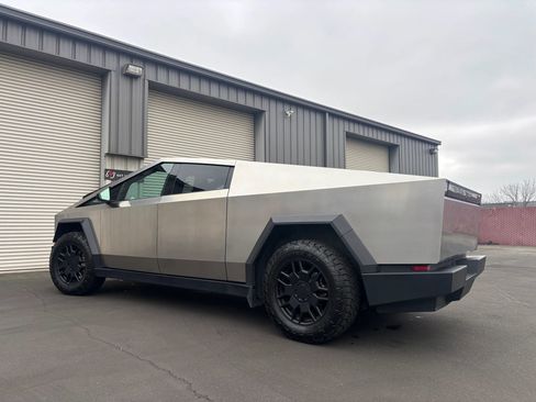 Used 2024 Tesla Cybertruck AWD Crew Cab image 10