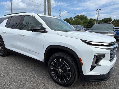 New 2026 Chevrolet Traverse LT w/ Sun and Wheel Package FWD image 7