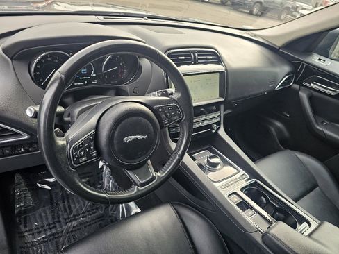 Used 2019 Jaguar F-PACE Premium image 23