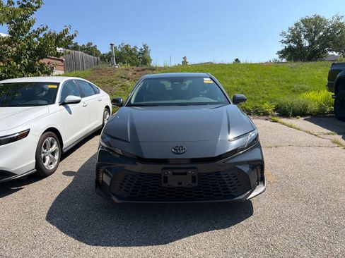 Used 2025 Toyota Camry SE AWD/4WD image 4