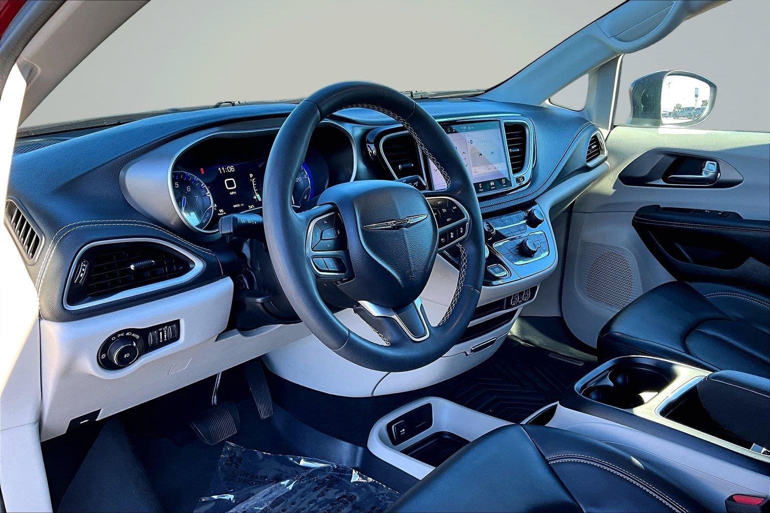 Used 2023 Chrysler Pacifica Touring-L AWD/4WD image 14
