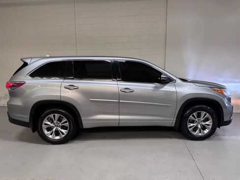 Used 2016 Toyota Highlander LE AWD/4WD image 2