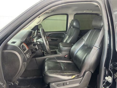 Used 2014 Chevrolet Suburban LT w/ Luxury Package image 9