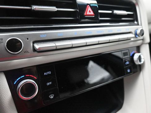 Used 2025 Genesis G70 2.5T image 21