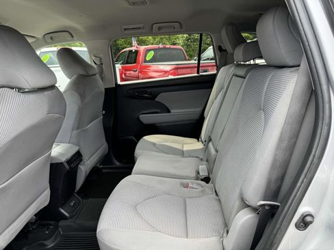 Used 2022 Toyota Highlander LE image 10