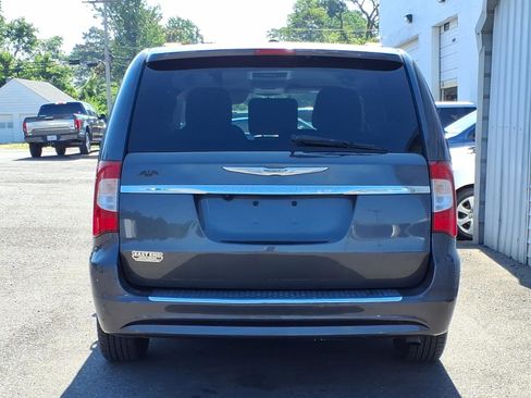 Used 2015 Chrysler Town & Country Touring w/ Driver Convenience Group FWD image 4