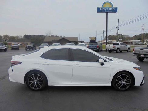 Used 2022 Toyota Camry SE image 2