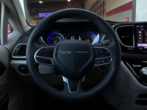 Used 2024 Chrysler Pacifica Touring-L FWD image 41