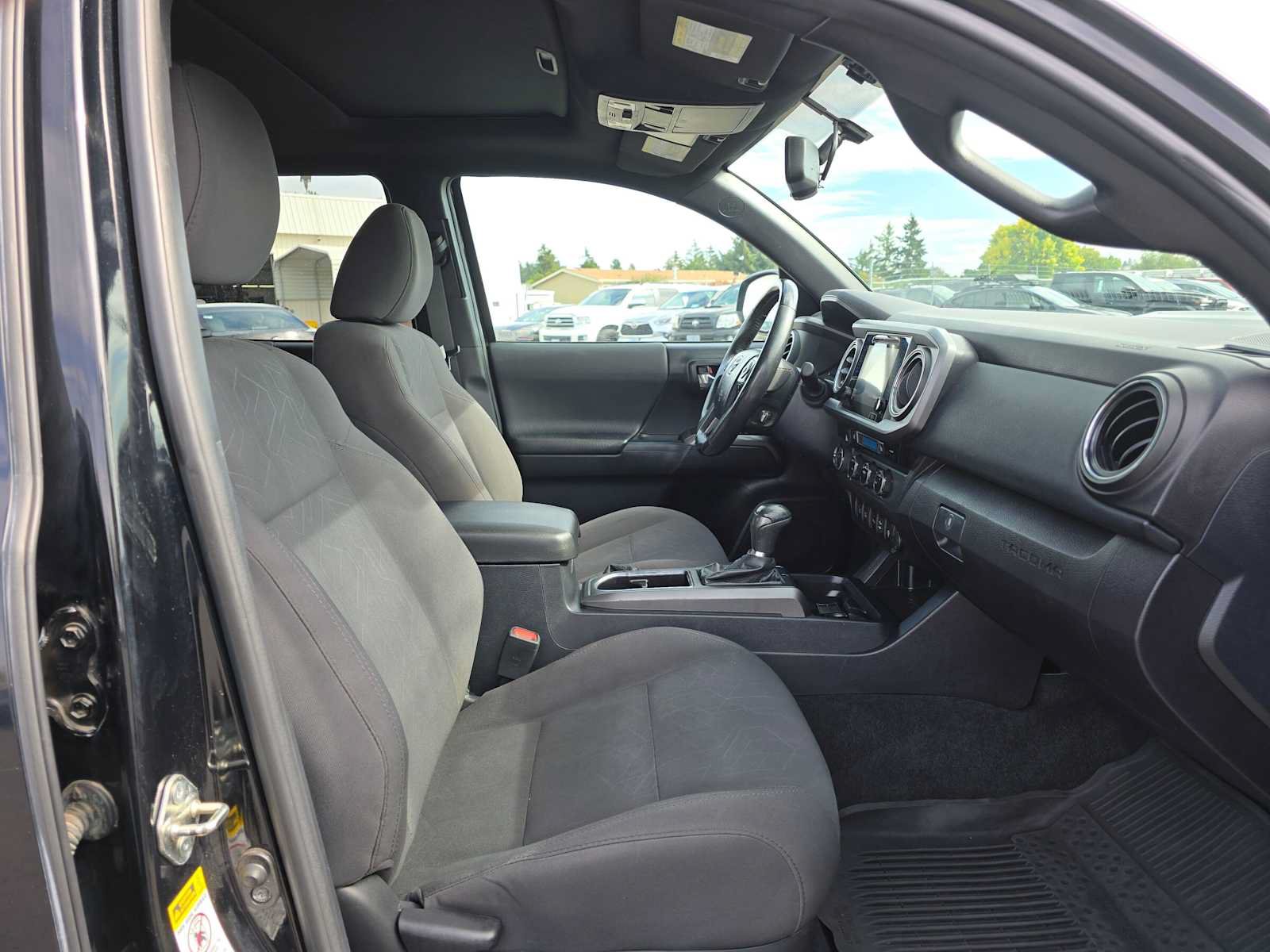 Used 2017 Toyota Tacoma TRD Sport w/ Premium & Technology Package AWD/4WD image 13